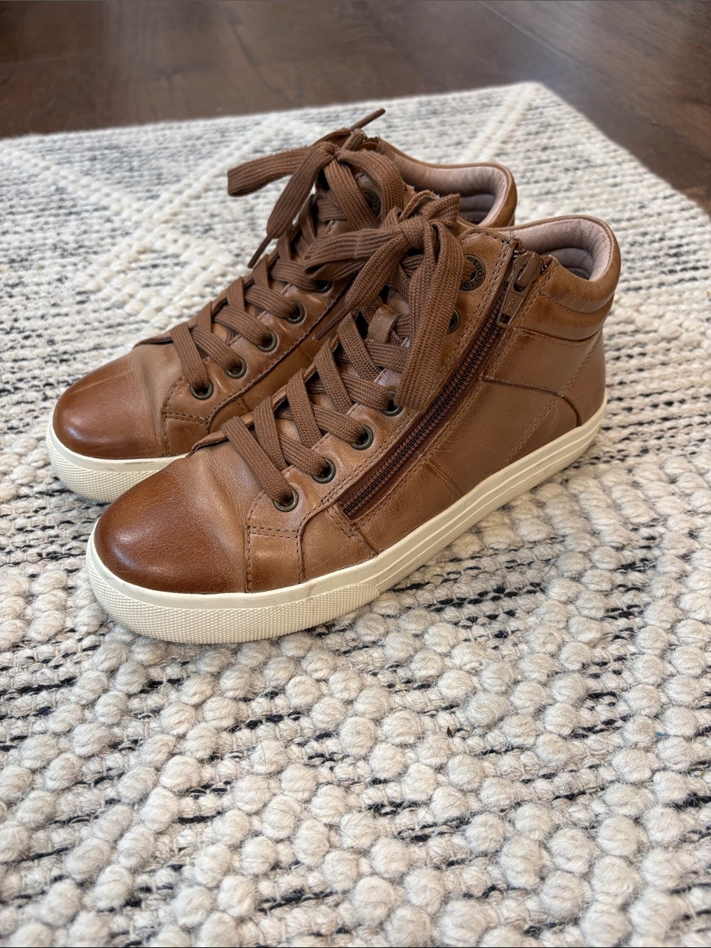 Taos Winner Caramel Leather High-Top Sneakers with Side Zip Womens 6.5